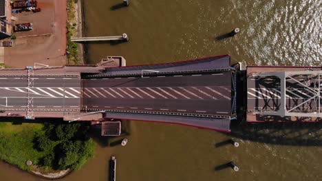 Ansicht-Von-Oben-Nach-Unten-Auf-Eine-Einflügelige-Klappbrücke,-Die-Für-Die-Durchfahrt-Von-Wasserfahrzeugen-In-Alblasserdam,-Südholland,-Niederlande,-Geöffnet-Ist