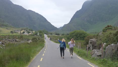 Mujeres-Turistas-Caminando-Por-La-Carretera-A-Gap-Of-Dunloe-En-El-Condado-De-Kerry,-Irlanda