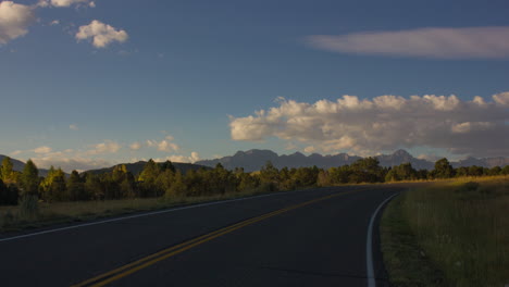 Schöne-Weiße-Wolken,-Die-über-Den-Ridgeway-State-Park-In-Colorado-Rollen-Sonnenaufgang---Zeitraffer