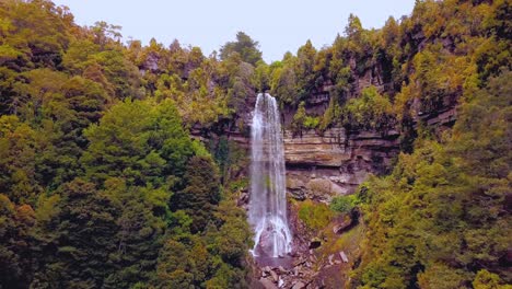 Epischer-Flug-Aus-Der-Luft-Durch-Die-Baumwipfel-Der-Granity-Falls-Wasserfälle-In-Der-Nähe-Von-Stockton,-Neuseeland