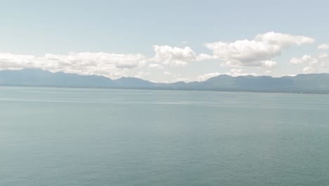 Auf-Der-Klippe-Der-Helliwell-Wiese-Stehen-Und-Auf-Die-Felsigen-Berge-Im-Hintergrund-Direkt-Hinter-Dem-Ozeanwasser-Auf-Hornby-Island-In-British-Columbia,-Kanada,-Blicken