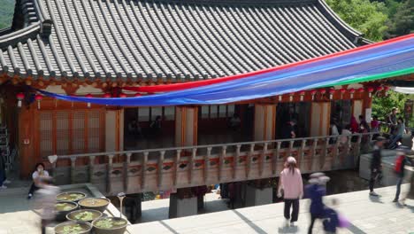 Bunter-Stoff-Außerhalb-Des-Cheonggyesa-Tempels-In-Uiwang,-Cheonggyesan,-Südkorea-Mit-Besuchern-In-Maske-Während-Buddhas-Geburtstag-In-Einer-Pandemie