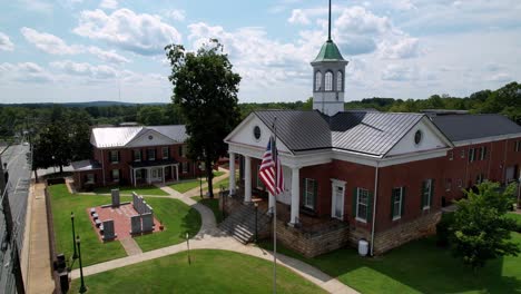 Amerikanische-Flagge-Weht-Vor-Dem-Appomattox-Gerichtsgebäude-In-Appomattox,-Virginia