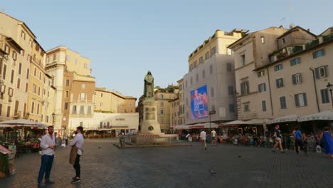 People-at-Campo-de-Fiori-square-and-Giordano-Bruno-statue-in-Rome,-Italy