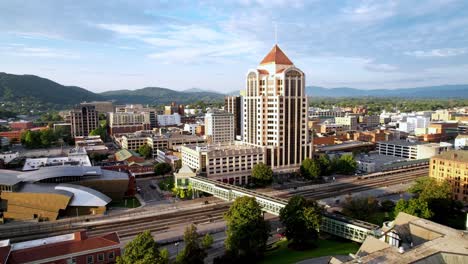 roanoke-virginia-pullout,-epic-shot-of-skyline-aerial