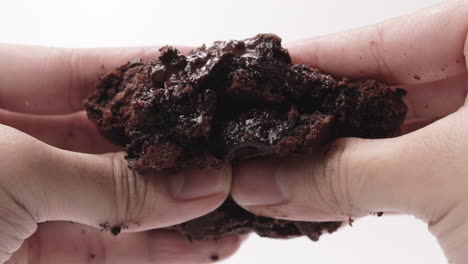 Makroaufnahme,-Saftiger-Fudge-Schokoladen-Brownie-Keks,-Der-Von-Männlichen-Händen-Gepresst-Wird