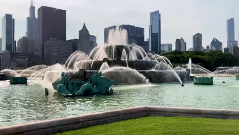 Buckingham-fountain-in-Grant-Park-Chicago-full-spout