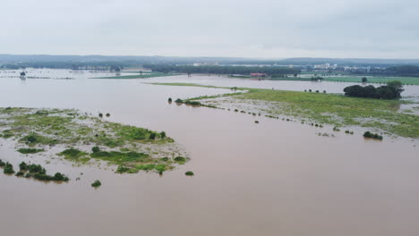 Die-Maas-Fließt-In-Die-Umliegenden-Städte-über-Und-Verursacht-Verheerende-überschwemmungen-In-Belgien