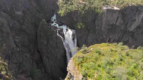 Blick-Von-Der-Spitze-Des-Wasserfalls-Voringsfossen
