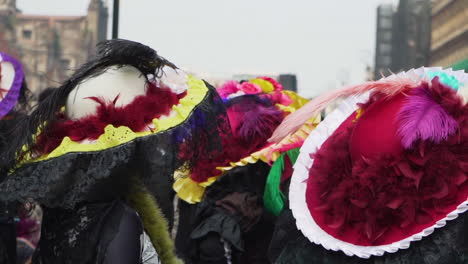 Menschen-In-Traditioneller-Tracht-Und-Skelettschminke-Am-Tag-Der-Totenparade-Feiern-In-Mexiko-stadt