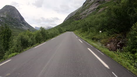 Conduciendo-Un-Automóvil-En-La-Serpenteante-Carretera-Montañosa-De-Trollstigen-En-Noruega---Punto-De-Vista,-Lapso-De-Tiempo