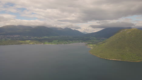Luftaufnahme-Des-Haroy-Fjords-Mit-Malerischem-Bergblick-In-Norwegen