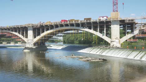 Tercera-Ave-Puente-Construcción-Soporte-De-Arco-Andamios-Trabajadores-Río-Agua-Cámara-Lenta
