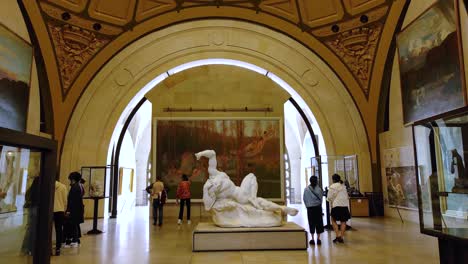 Galería-Lateral-Del-Museo-De-Orsay-Con-Varias-Obras-De-Arte-Y-Una-Arquitectura-Impresionante
