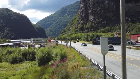Blitzer-Bei-Dalekvam-Entlang-Der-Straße-E16-Nach-Bergen-Norwegen---Langsam-Rückwärts-Bewegende-Antenne-Hinter-Blitzer-Mit-Vorbeifahrenden-Autos
