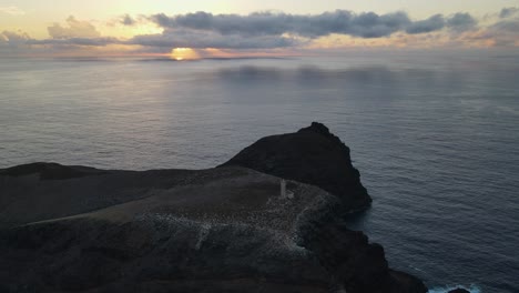 Stimmungsvoller-Sonnenuntergang-über-Dem-Meer-Und-Der-Insel-Ilheu-De-Ferro,-Porto-Santo-In-Portugal