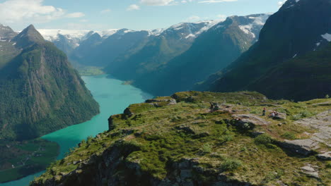 Turistas-En-El-Pico-De-La-Montaña-Klovane-Con-Vistas-Al-Lago-Oldevatnet-En-El-Condado-De-Vestland,-Noruega