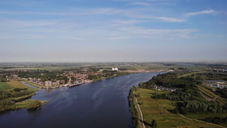 Luftbild-über-Oude-Mass-Mit-Der-Stadt-Putterhoek-Im-Hintergrund