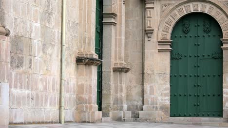 Cajamarca-Kathedrale-Außen-Mit-Geschlossener-Seitentür-Und-Steinschnitzereien-In-Barockarchitektur
