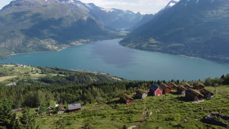 Raksetra-Loen-Con-Una-Vista-Espectacular-De-Loen-Y-Olden-En-El-Fondo-Del-Paisaje-Montañoso---Noruega