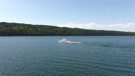 Luftaufnahme-Eines-Bootes,-Das-In-Lake-Superior,-Apostole-Island-Area-Segelt,-Entdecken-Und-Besuchen-Sie-Wisconsin,-Reisen-Und-Erkunden-Sie-Im-Sommer