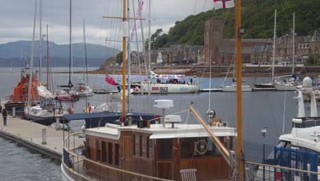 Sailboats-And-Yacht-At-The-Harbour-Of-Oban-In-Argyll-and-Bute,-Scotland