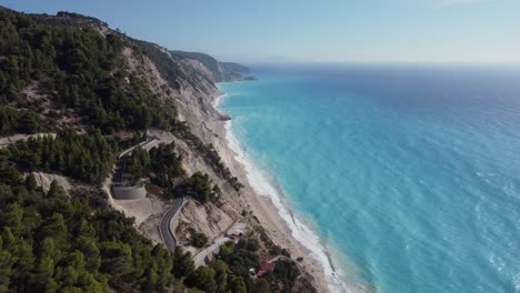 Vista-De-Gran-Altitud-De-La-Playa-De-Egremni,-Básicamente-Destruida-Después-De-Un-Deslizamiento-De-Tierra,-Grecia