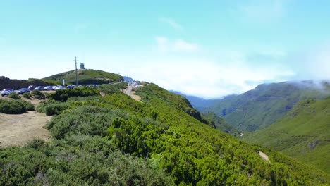 Malerische-Aussicht-Auf-Die-Berge-An-Einem-Sonnigen-Tag-Von-Levada-Do-Alecrim,-Einem-Beliebten-Wandergebiet-In-Rabacal,-Madeira,-Portugal