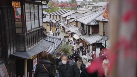 Traditionelle-Kyoto-straße-Und-Geschäfte,-Zeitlupenaufnahme-Von-Leuten,-Die-Gehen