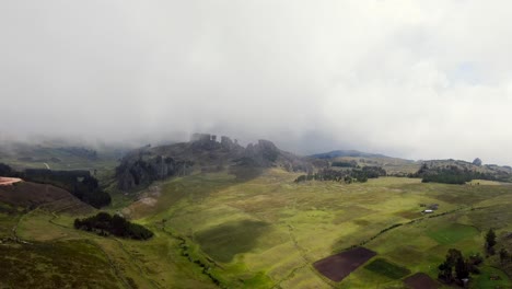 Nebliger-Himmel-über-Massiven-Felssäulen-Mit-Grüner-Landschaft-In-Cumbe-Mayo-In-Der-Nähe-Von-Cajamarca-City,-Nordperu