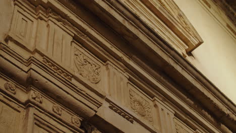 Caltagirone,-Sizilien,-Detail-Eines-Barocken-Fassadengebäudes-In-Der-Nacht