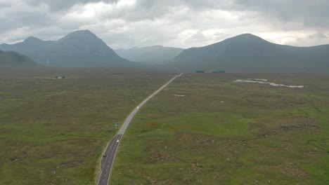 Un-Dron-En-Ascenso-Disparó-Sobre-Caminos-Sinuosos-A-Través-De-Las-Tierras-Altas-Escocesas