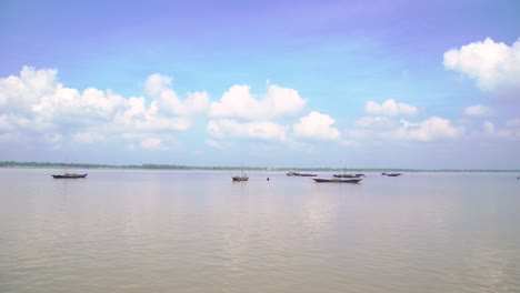El-Barco-Está-Flotando-En-El-Río-Ganges