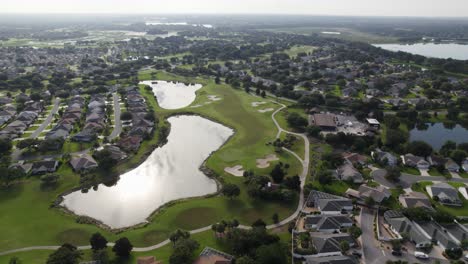 Drohnenaufnahme-Mit-Langsamer-Umlaufbahn-Eines-üppig-Grünen-Golfplatzes-In-Der-Seniorenwohngemeinschaft-Von-Florida