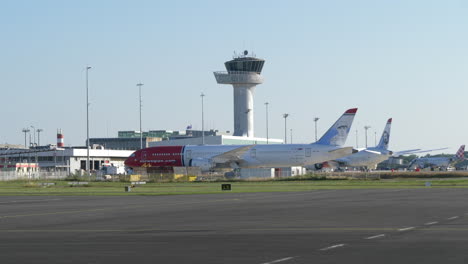Norwegian-Air-Shuttle-Avión-Dreamliner-De-Larga-Distancia-Almacenado-En-El-Aeropuerto-Francés