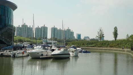 Der-Seoul-Marina-Club-And-Yacht-Ist-Mit-Anlegemöglichkeiten-Ausgestattet,-Die-Das-Ein--Und-Ausschiffen-Sowie-Das-Ankern-Von-Yachten-Ermöglichen