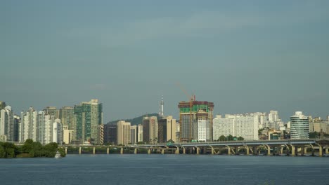Stadtsilhouette-Der-Stadt-Seoul-Vom-Flussufer-Hangang---BBS-Bulgyobangsongguk-Gebäude,-Hanwha-Obelisk-Wohnung,-Mapodaegyo-Mapo-Brücke,-Seoul-Namsan-Turm,-Bamseom-Insel,-Landschaftsansicht-Der-Schwimmenden-Yacht