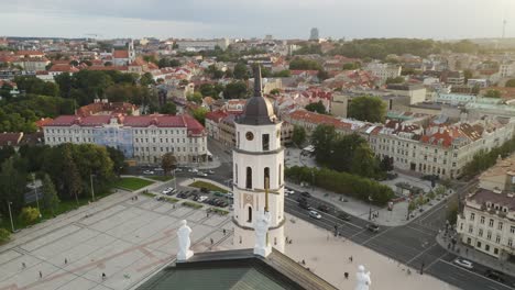 Antenne:-Vilnius-Stadtlandschaft-An-Einem-Sommerabend-Mit-Kathedrale-Und-Glockenturm-Im-Hintergrund