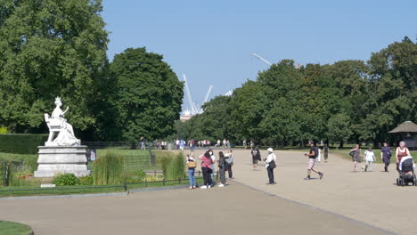 Menschen,-Die-Gemütlich-In-Den-Kensington-Gardens-Mit-Der-Queen-Victoria-Statue-In-London,-Großbritannien,-Spazieren-Gehen