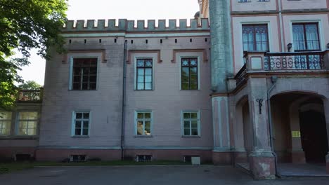 Vecauce-Manor-In-Lettland-Luftaufnahme-Des-Rosa-Schlosses-Durch-Den-Park
