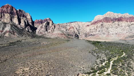 Eine-Panorama-Luftaufnahme-Zeigt-Die-Malerische-Fahrt-Am-Red-Rock-Canyon