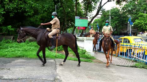 Polizisten-Zu-Pferd-Halten-Eine-Übung-In-Kalkutta-Ab
