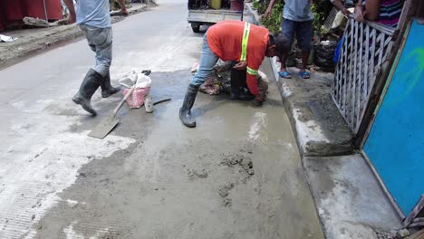 Vorarbeiter,-Die-Warnwesten-Trugen,-Benutzten-Ihre-Schaufel,-Gemischten-Zement-Und-Einen-Abbruchhammer,-Um-Neben-Der-Straßenrinne-Aushubarbeiten-Durchzuführen,-Um-Neue-Wasserleitungen-Von-Der-Hauptwasserleitung-Zu-Installieren