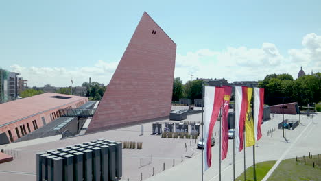 Luftumkreisung-über-Polnische-Nationalflaggen-Auf-Dem-Territorium-Des-Danziger-Museums-Des-Zweiten-Weltkriegs,-Flaggen-Polens-Und-Der-Stadt-Wehen-Auf-Fahnenmasten