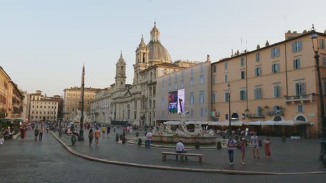 Touristen,-Die-In-Der-Dämmerung-Auf-Der-Piazza-Navona-In-Rom-Spazieren