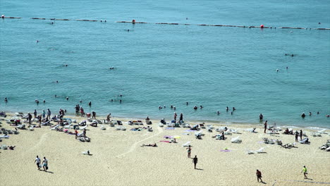 Menge-Westlicher-Touristen-In-Einem-Privaten-Strandresort-Am-Meer-In-Südostasien-Genießen-Und-Entspannen-In-Der-Heißen-Sonne-Meer-Sand-Urlaub
