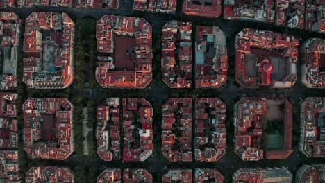 Schieberegler-Von-Oben-Nach-Unten-Drohnenaufnahme-Von-Quadratischen-Blöcken-Der-Stadt-Barcelona