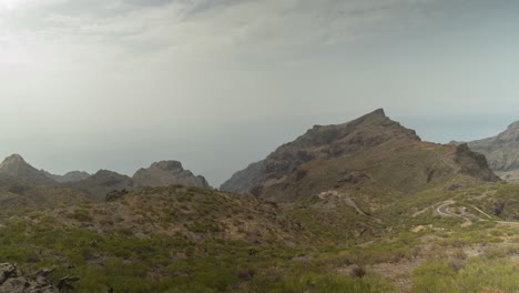 Coastal-mountain-range-in-Tenerife-island-while-cloudscape-rolling-over,-timelapse