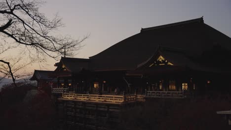 Crepúsculo-Sobre-El-Templo-Kiyomizu-dera-En-Kyoto,-Japón,-Plano-Panorámico-Lento