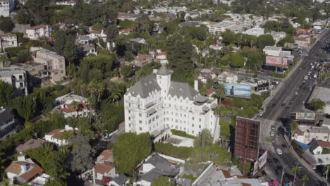 Epischer-Einmarsch-Ins-Chateau-Marmont-In-Hollywood-Kalifornien
